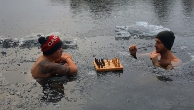 ¡Increíble! Dos canadienses juegan ajedrez metidos en un lago congelado +Vídeo viral