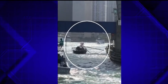 Pequeña embarcación chocó contra un puente de Miami