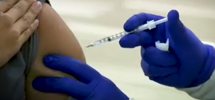 Los CDC revelan que personas vacunadas podrían transmitir la variante delta