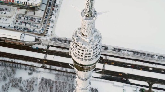 Vídeo viral: La torre de TV más alta de Europa cubierta de nieve