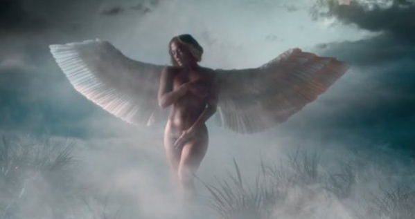 Jennifer López causa furor en su nuevo vídeo por su prominente figura