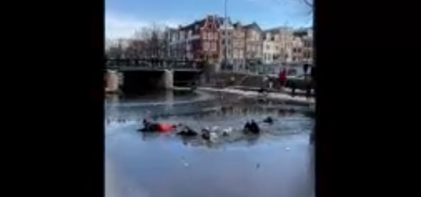 Patinadores caen al agua helada de un canal después que se rompiera el hielo +Vídeo