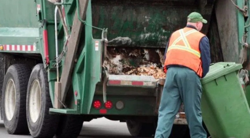 Florida: Niño escondido en basurero casi muere aplastado por camión de residuos