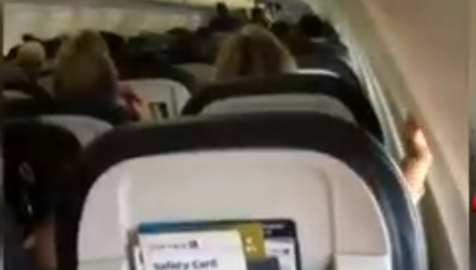 Piloto de avión intervino para que dejaran de pelear dos pasajeros +Vídeo