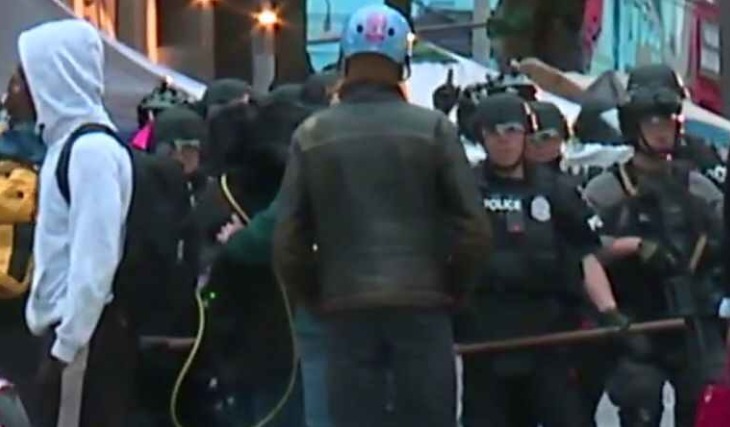 Policía de Seattle desaloja a protestantes de la zona CHOP