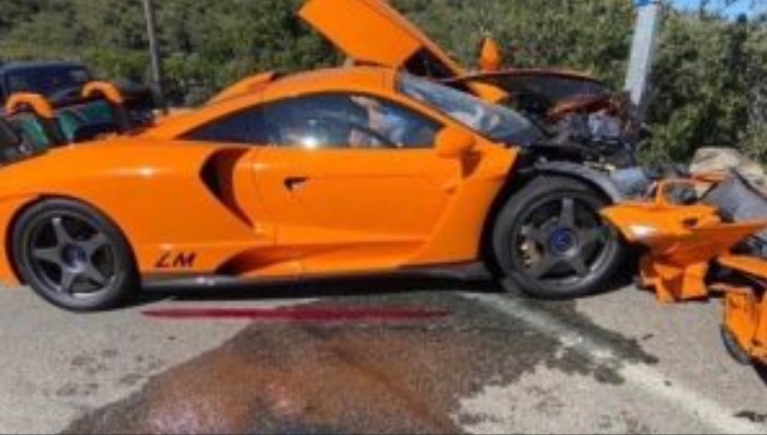 ¡Aparatoso accidente! Este ex piloto de F1 estrelló su McLaren exclusivo contra un poste