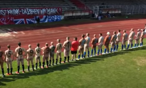 ¡Protesta! En Alemania juegan un partido de fútbol totalmente desnudos +Fotos y vídeo