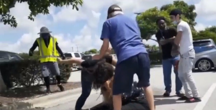 En vídeo: Sujetos en Broward roban a una mujer mientras le dan una golpiza