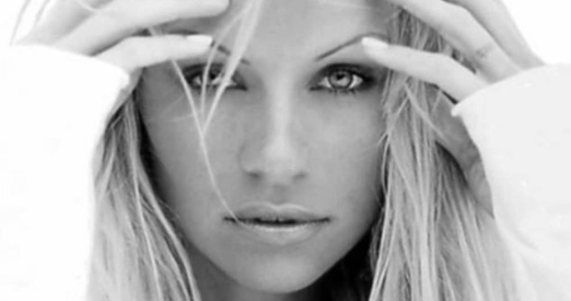 Pamela Anderson derrochando sensualidad al máximo con ajustada lencería negra +foto