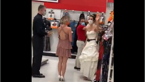 Vídeo viral: Mujer vestida de novia busca a su prometido en el trabajo para casarse en ese momento o rompen