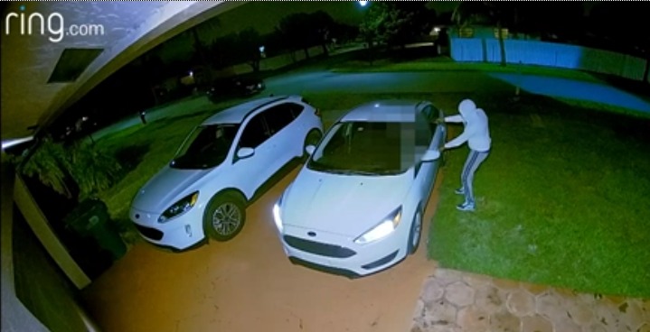 Policía de Miami-Dade busca a dos sospechosos por intento de robo de auto
