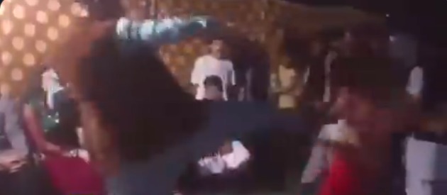 Joven pakistaní recibe brutal patada mientras baila +Vídeo