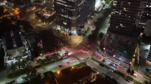 Bomberos de Miami recorren sus calles con sus sirenas encendidas en agradecimiento a los habitantes que cumplen la cuarentena +Vídeo