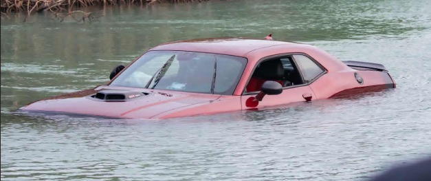 Accidente en la localidad floridana de Júpiter: Un sujeto perdió el control de su coche y cayó al mar