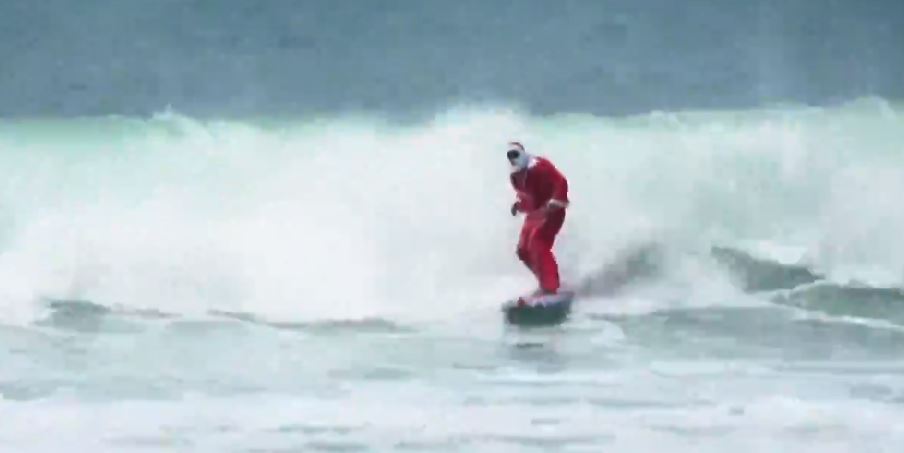 Santa soltó el trineo y agarró una tabla para ponerse a surfear en las playas de Brasil +Vídeo