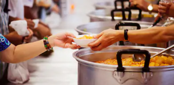 Escuelas públicas de Miami-Dade han distribuido casi 3 millones de platos de comida desde que comenzó la pandemia