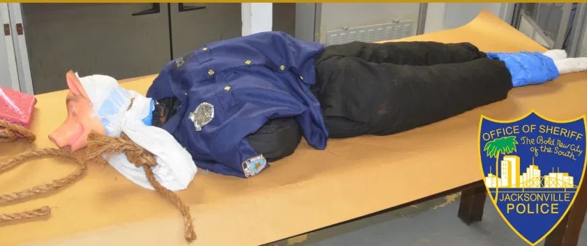 Maniquí colgado con uniforme de policía aparece en Florida