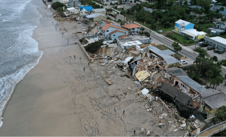 Residentes de Hutchinson Island evalúan los daños causados ​​por Nicole