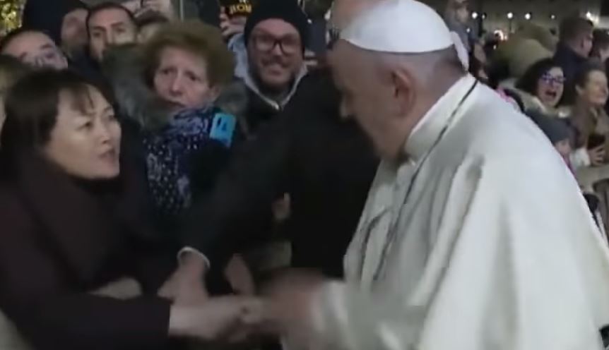 No se cree: Papa Francisco le da un manotazo a feligresa y luego pide disculpas +Vídeo