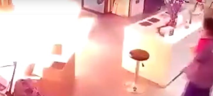 La espeluznante explosión de una batería mientras era cargada en tienda de China +Vídeo