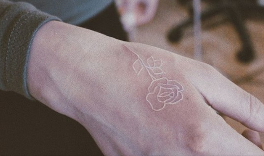 Fotos: Nueva tendencia minimalista, tatuajes en tinta blanca