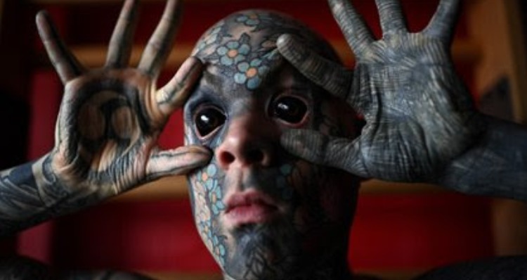 ¡Hasta los ojos! Conoce al hombre más tatuado de Francia +Imágenes