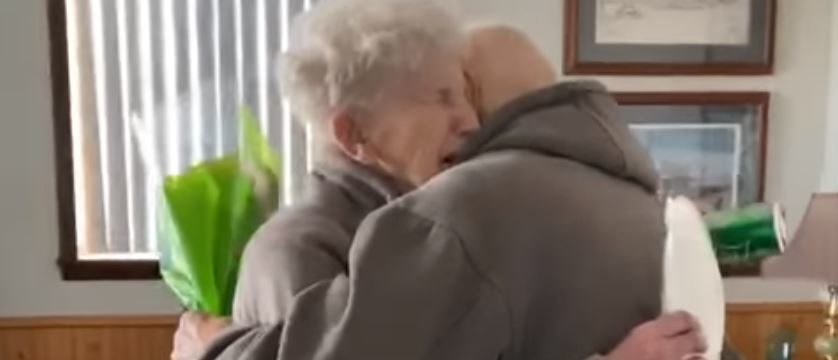 Amor verdadero: Tienen 63 años casados y estaban separados por el coronavirus…¡Pero el esposo la sorprendió en su cumpleaños! +Emotivo vídeo