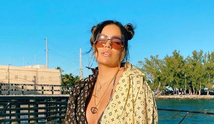 ¡Cuidado! A Karol G se le corrió la sábana y mostró un poco de más ¿picardía o error? +Foto