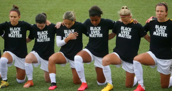 Jugadoras del fútbol femenino estadounidense se arrodillan en protesta contra el racismo