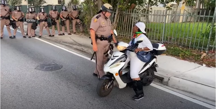 ¡El amor gana! El abrazo entre un policía y una activista racial de Miami que se hizo viral +Vídeo