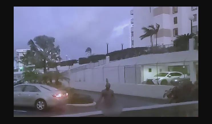 Solo en Florida: Sujeto totalmente desnudo se robó un coche y se generó una persecución policial que terminó en tiroteo
