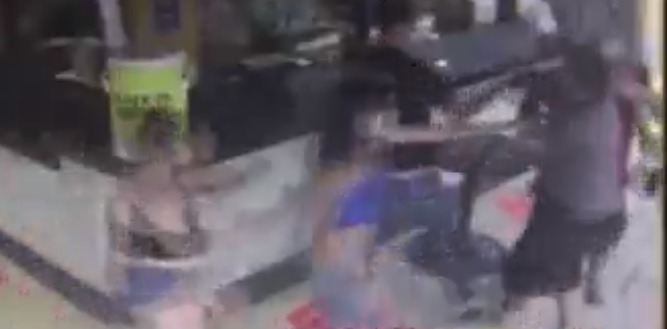 Brutal pelea en Miami por uso de mascarillas +Vídeo