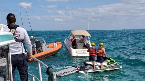 Rescatan a dos personas de un bote que se estaba hundiendo en la entrada de Haulover
