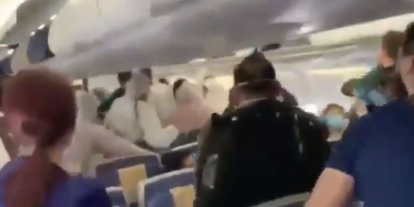 Viral: Estornudaron ‘por chiste’ dentro de un avión y terminaron golpeados por los pasajeros +Vídeo
