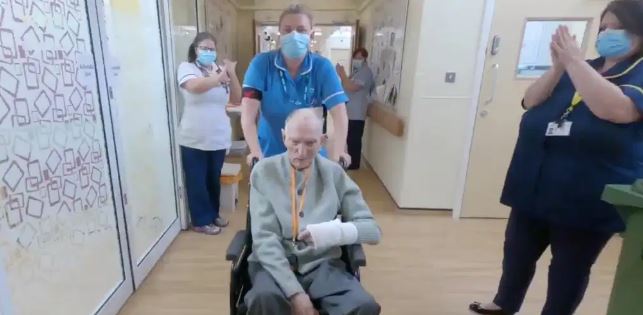 ¡Conmovedor! Veterano de la II Guerra Mundial sobrevive al COVID-19 y las enfermeras le hacen guardia de honor +Vídeo