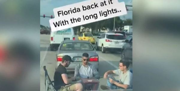¡Solo en Florida! El vídeo viral de tres sujetos jugando “UNO” en medio del tráfico mientras esperan que cambie el semáforo