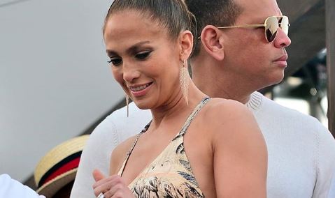 ¡Qué ajustado! Jennifer López se prepara para el Super Bowl en Miami pero le da tiempo para pasearse en bañador +Fotos