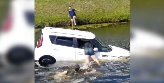 El impactante vídeo del rescate de una mujer que cayó con su carro a un canal en Florida