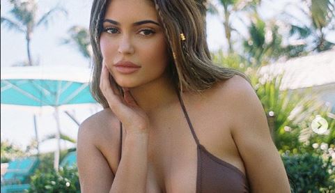 ¿Demasiado Photoshop? Tres imágenes de Kylie Jenner en bikini donde aparece con exceso de retoques +Fotos
