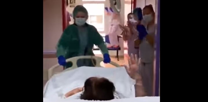 ¡Conmovedor! Personal médico de hospital español aplaude a la primera paciente de Covid-19 que abandonó los cuidados intensivos +Vídeo