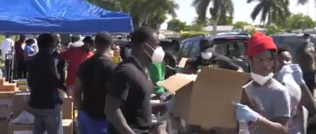 Más personalidades solidarias: Tres jugadores de la NFL se unieron para distribuir comida en Miami-Dade