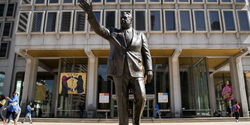 Fue retirada la polémica estatua de Frank Rizzo de Filadelfia por sus vínculos racistas
