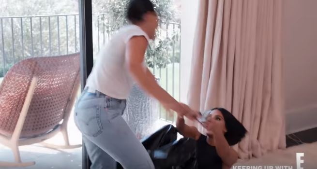 ¡A trompadas! Hermanas Kim y Kourtney Kardashian se van a los golpes en el inicio de la nueva temporada de su ‘reality’ +Vídeo