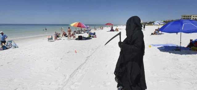 Sujeto en Florida se disfrazó de la propia muerte y visitó algunas playas de Florida para protestar sus reaperturas +Vídeo