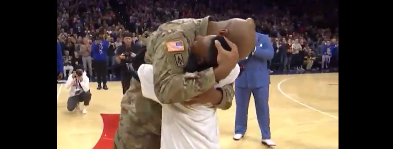 ¡Conmovedor! El emotivo reencuentro de un sargento del Ejército estadounidense con su pequeño hijo en un juego de NBA +Vídeo