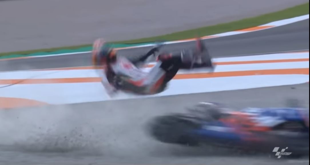 ¡Escalofriante! El impresionante atropello a un piloto de MotoGP en un accidente triple +VÍDEO