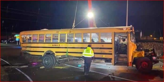 EEUU: Más de una docena de heridos al estrellarse un autobús escolar