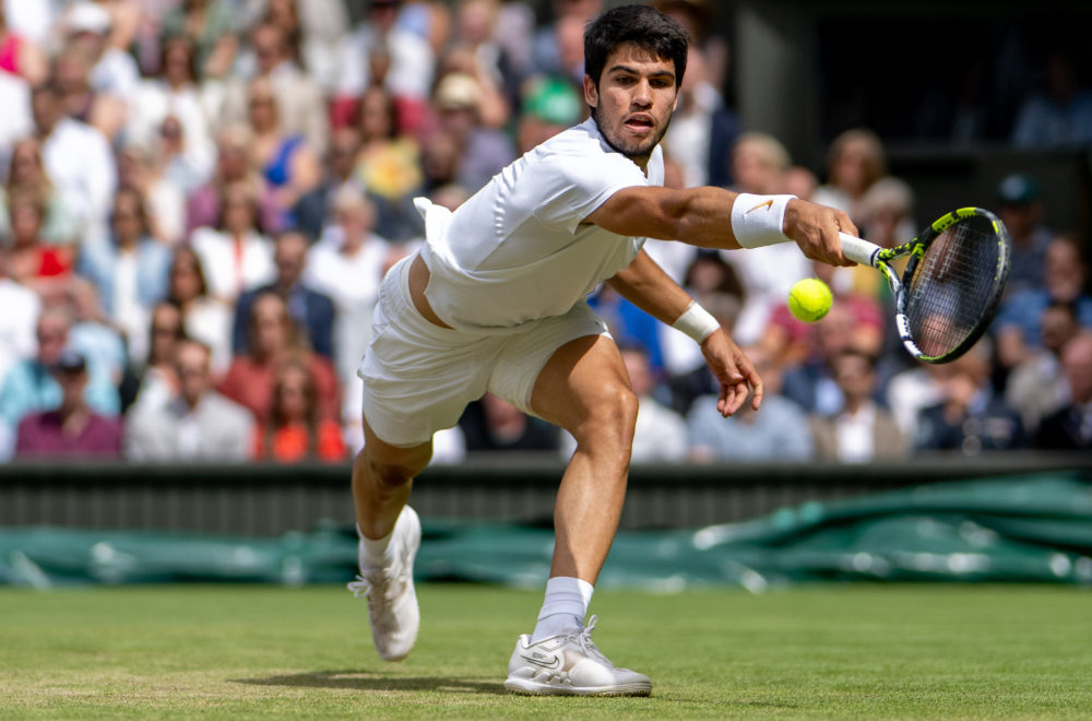 Carlos Alcaraz gana su primer Wimbledon y vence a Djokovic en final histórica