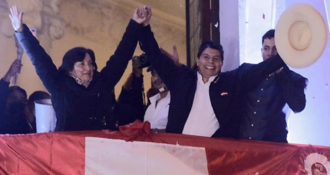 Pedro Castillo fue investido como nuevo presidente de Perú