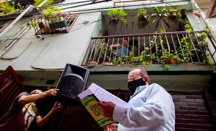 Señor desafía censura de la dictadura venezolana: instaló un noticiero en el balcón de su casa